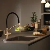 Смеситель для кухни на две воды GAPPO G4398-1 с гибким изливом, черный/бронза Фото - 1