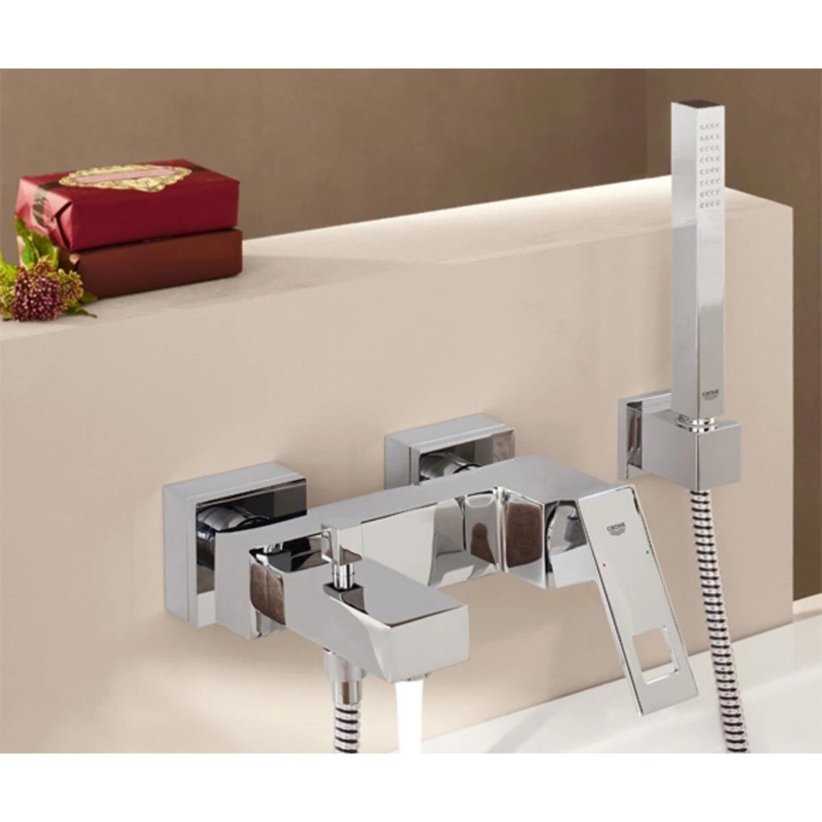 Смеситель для ванны Grohe Eurocube с душевым гарнитуром (23141000) Фото - 1