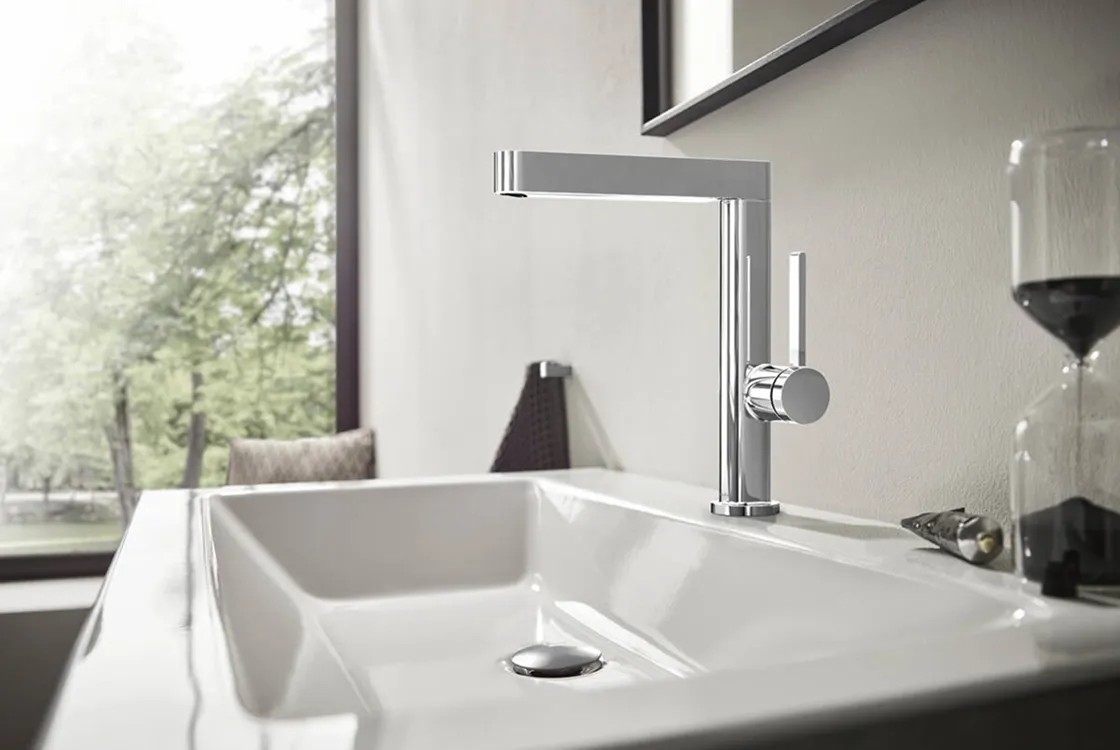 Смеситель для умывальника Hansgrohe Finoris 230 с повротным носиком белый матовый (76060700) Фото - 1